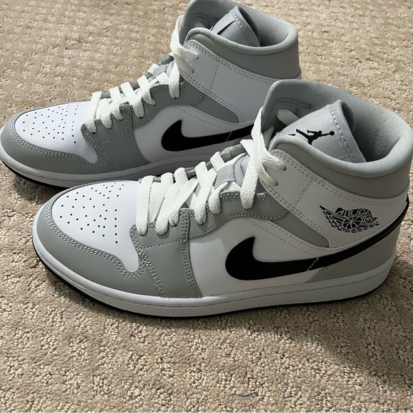 Jordan | Air Jordan 1 Women’s ‘Grey Fog’ Mid - Picture 4 of 11